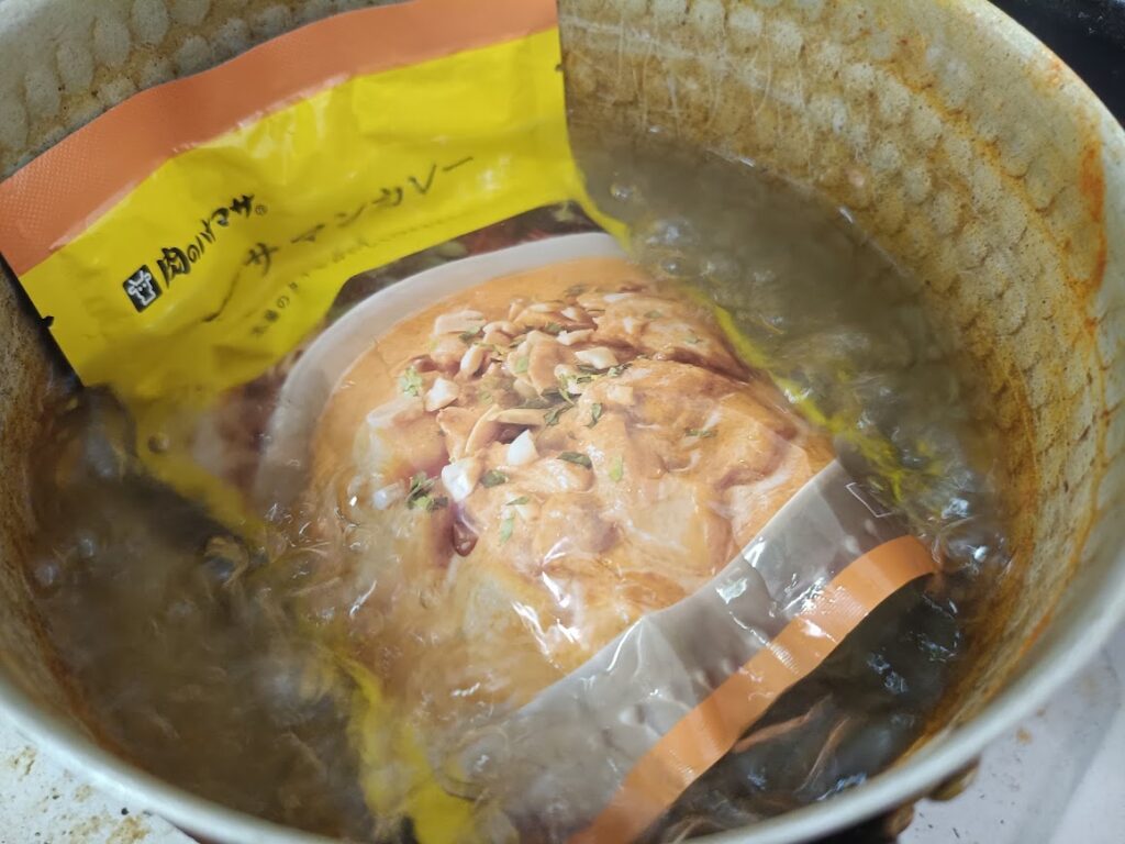 肉のハナマサ マッサマンカレーを皿に盛り付けた様子