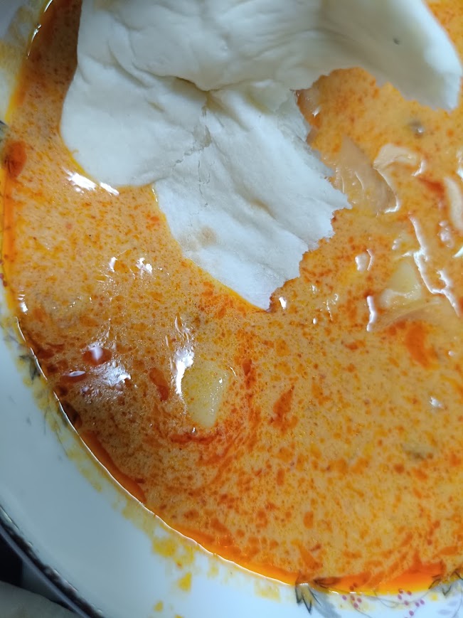 マッサマンカレーとナンを合わせた盛り付け