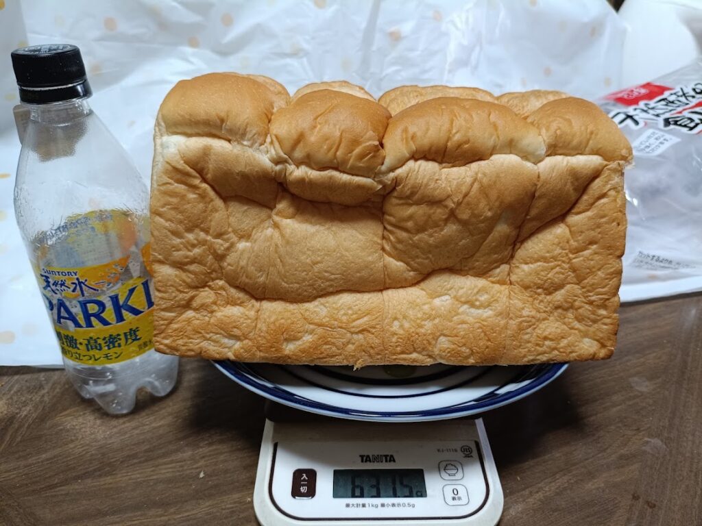 業務スーパー 天然酵母食パンの重量測定値と500mlペットボトルとの比較画像