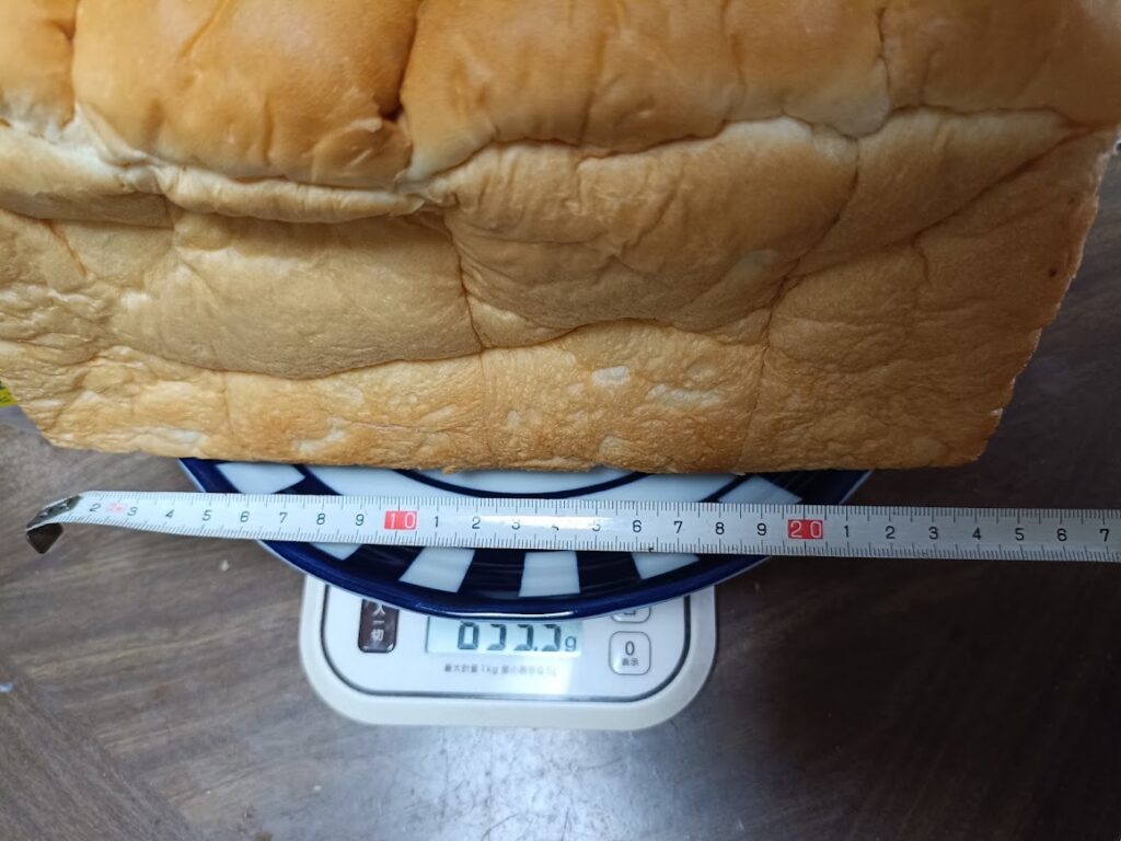 業務スーパー 天然酵母食パンのスケールで計測した画像横が約25㎝