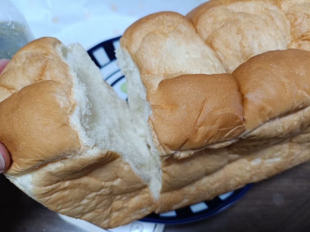 業務スーパー 天然酵母食パンを手で割いている画像