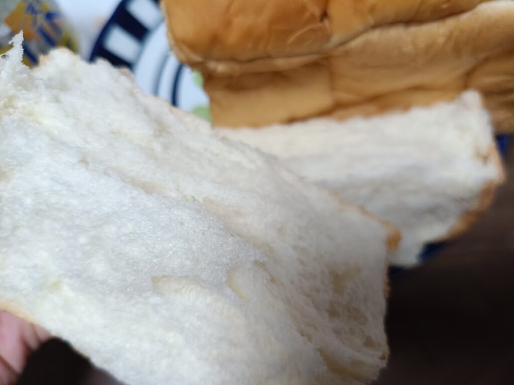 業務スーパー 天然酵母食パンを手で割いた断面
