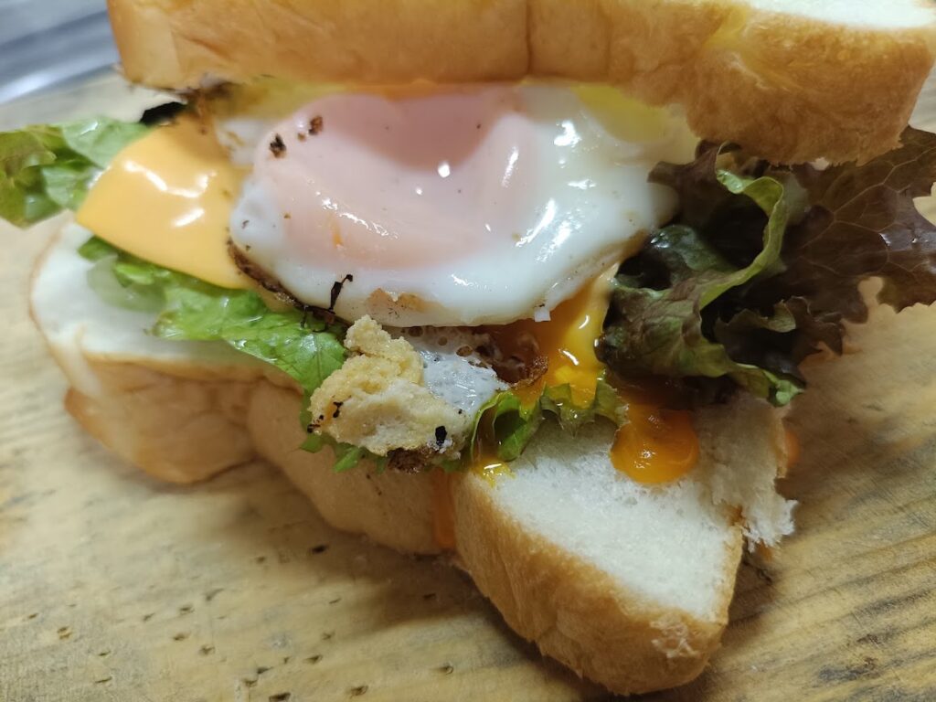 天然酵母食パンで作ったBLTサンド