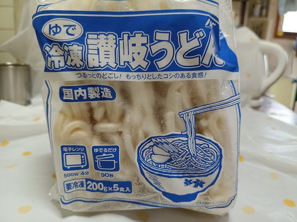 完成したトムヤムうどんの盛り付け