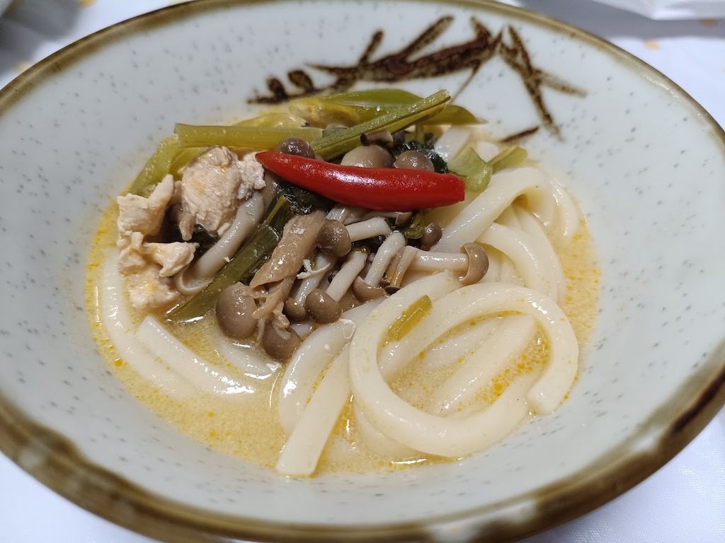 完成したトムヤムうどんの盛り付け
