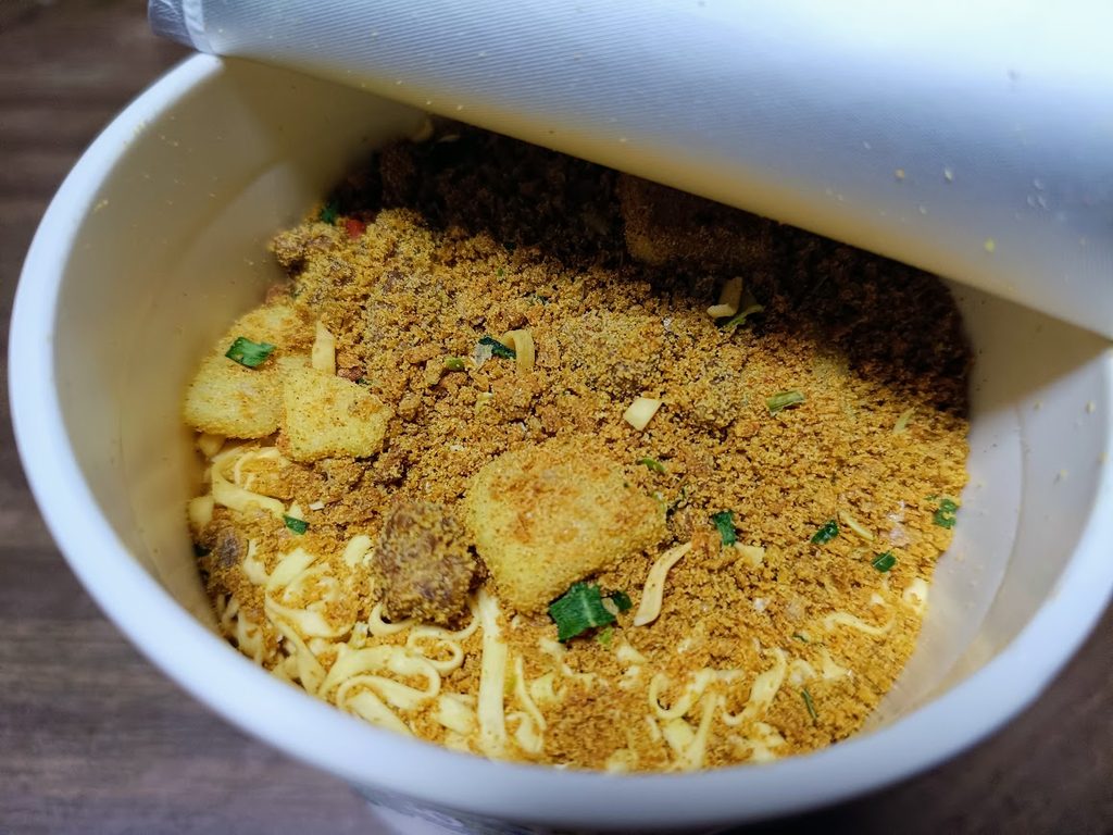 蓋を開けたカップヌードルPROカレーの中身