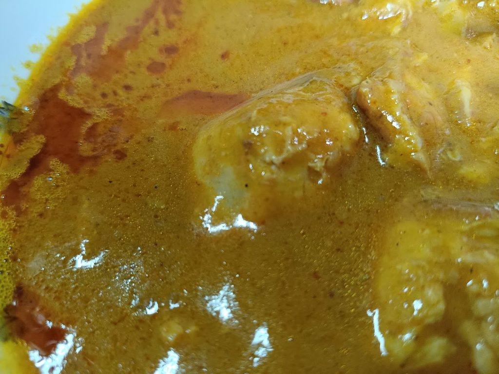 鶏手羽元入りバターチキンカレーの盛り付け