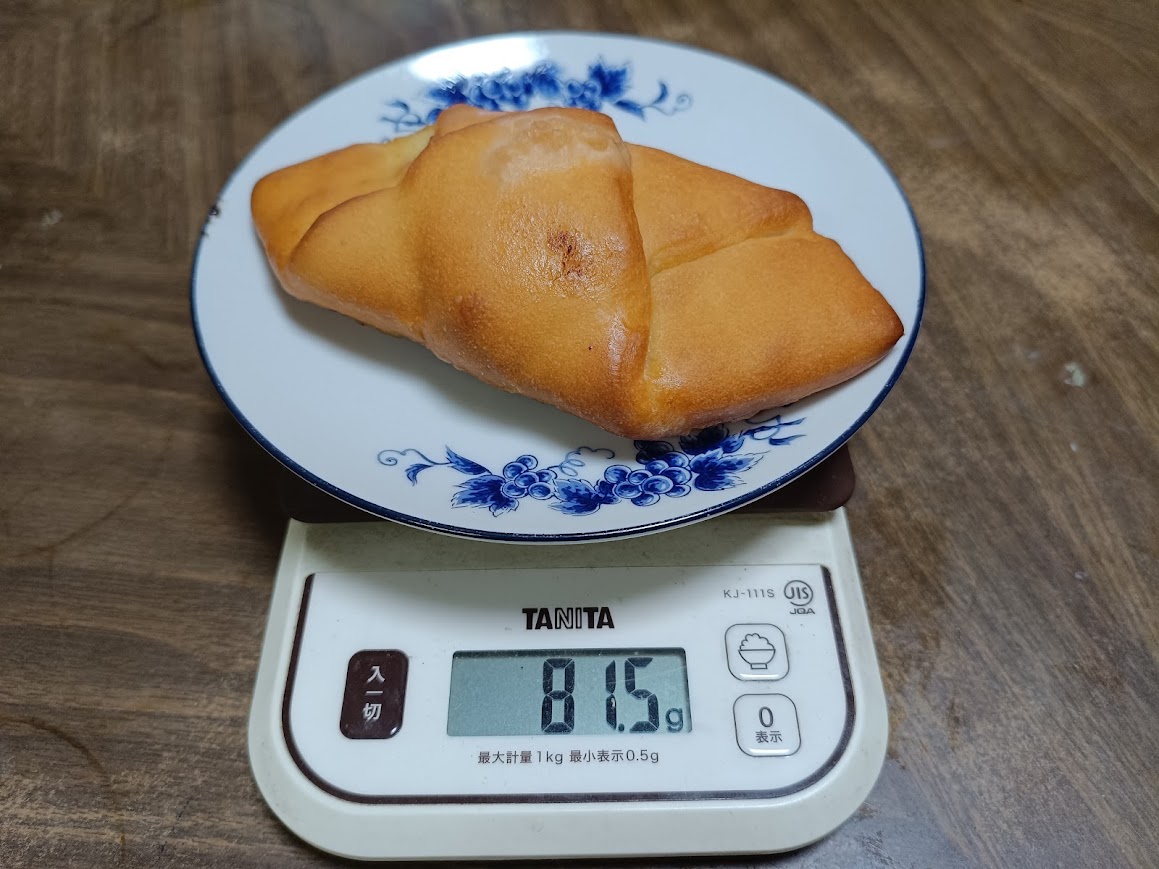 コストコ塩パン1個をTANITAキッチンスケールで計量 81.5gを表示