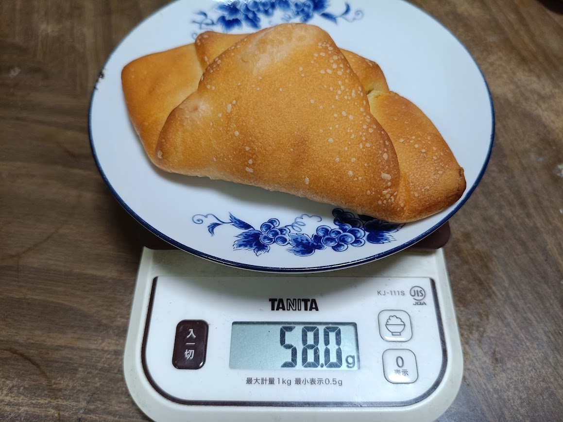 コストコ塩パン1個をTANITAキッチンスケールで計量 58.0gを表示