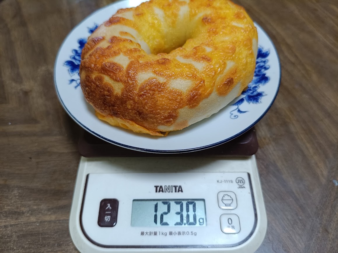 コストコ チーズベーグル1個をTANITAキッチンスケールで計量 123.0gを表示