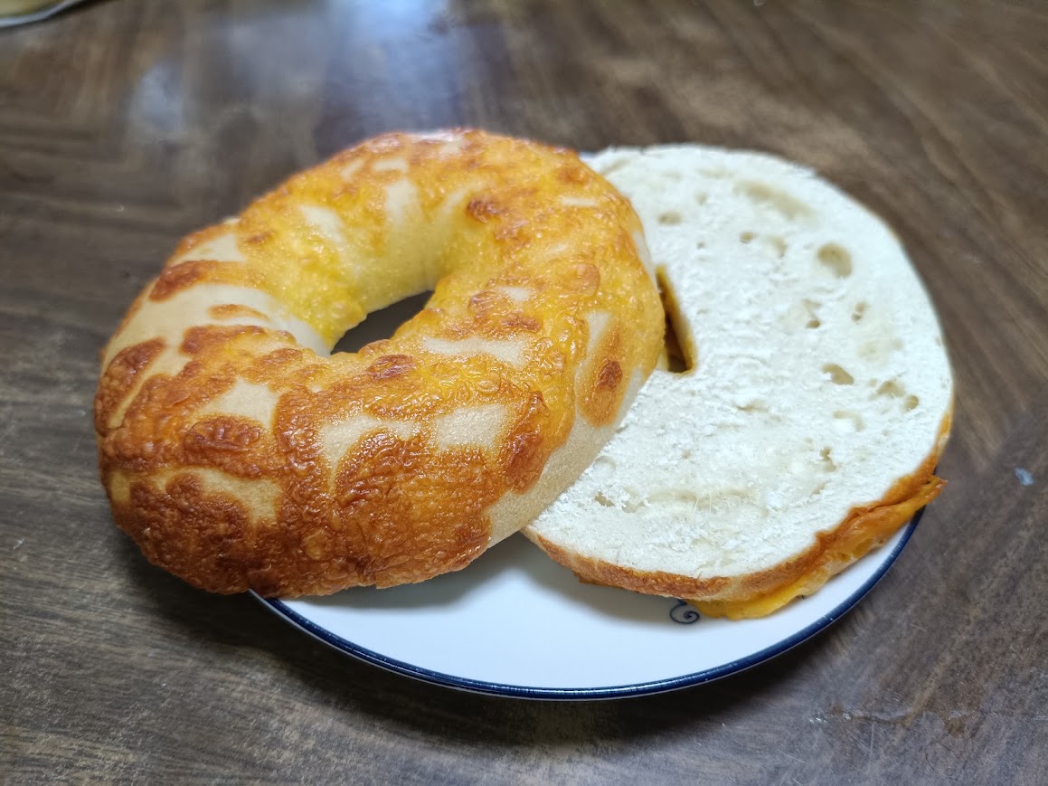 コストコ チーズベーグルを半分にカットした断面 もちっとした食感
