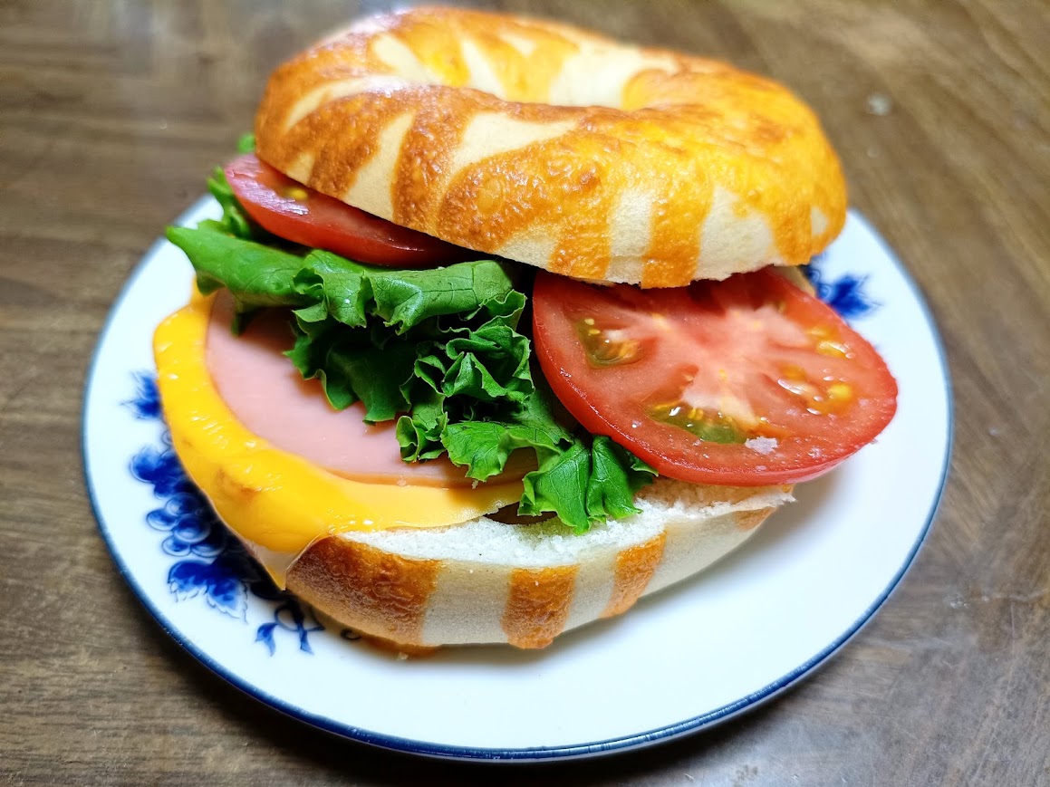 コストコ チーズベーグルで作ったチーズBLTベーグルのアレンジ
