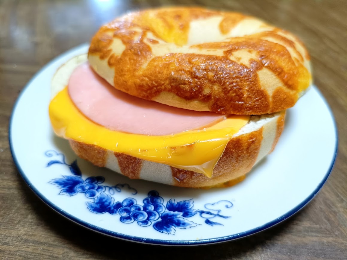コストコ チーズベーグルにハムとチーズを挟んでトーストしている様子