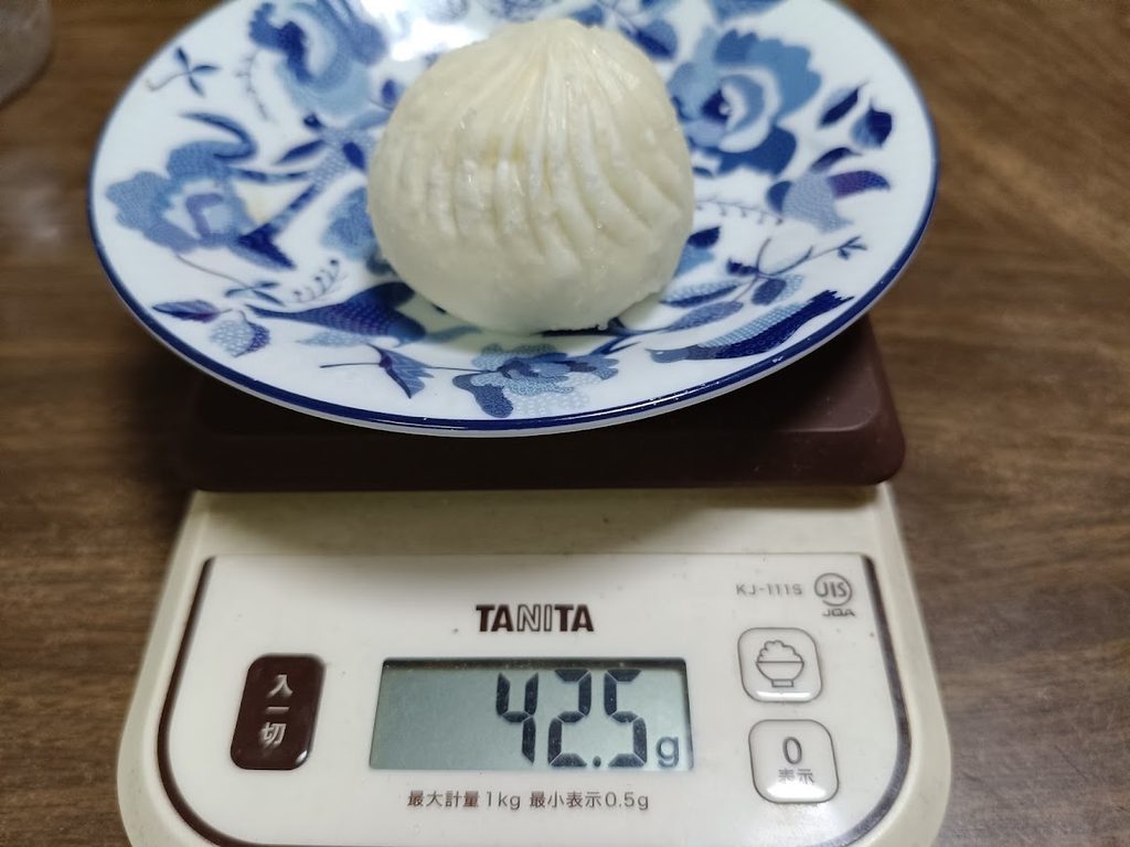 猪肉包(チュウロウパオ)1個をTANITAのスケールで冷凍状態のまま42.5gと計測している様子