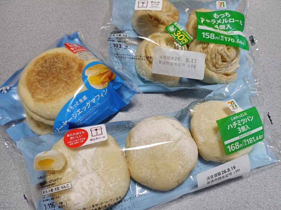 セブンイレブンで購入したじゅわっとしたハチミツパン・もっちキャラメルロール・ソーセージエッグマフィンの3品