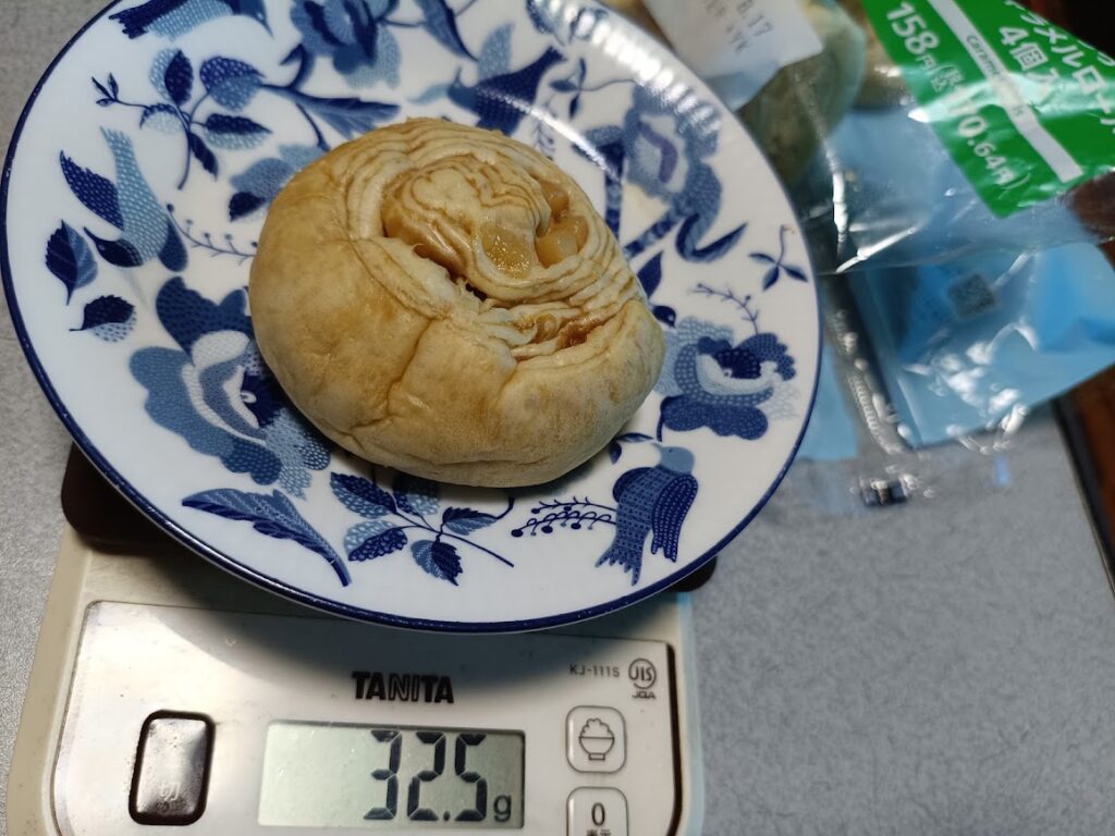 セブンイレブン もっちキャラメルロールの重量計測