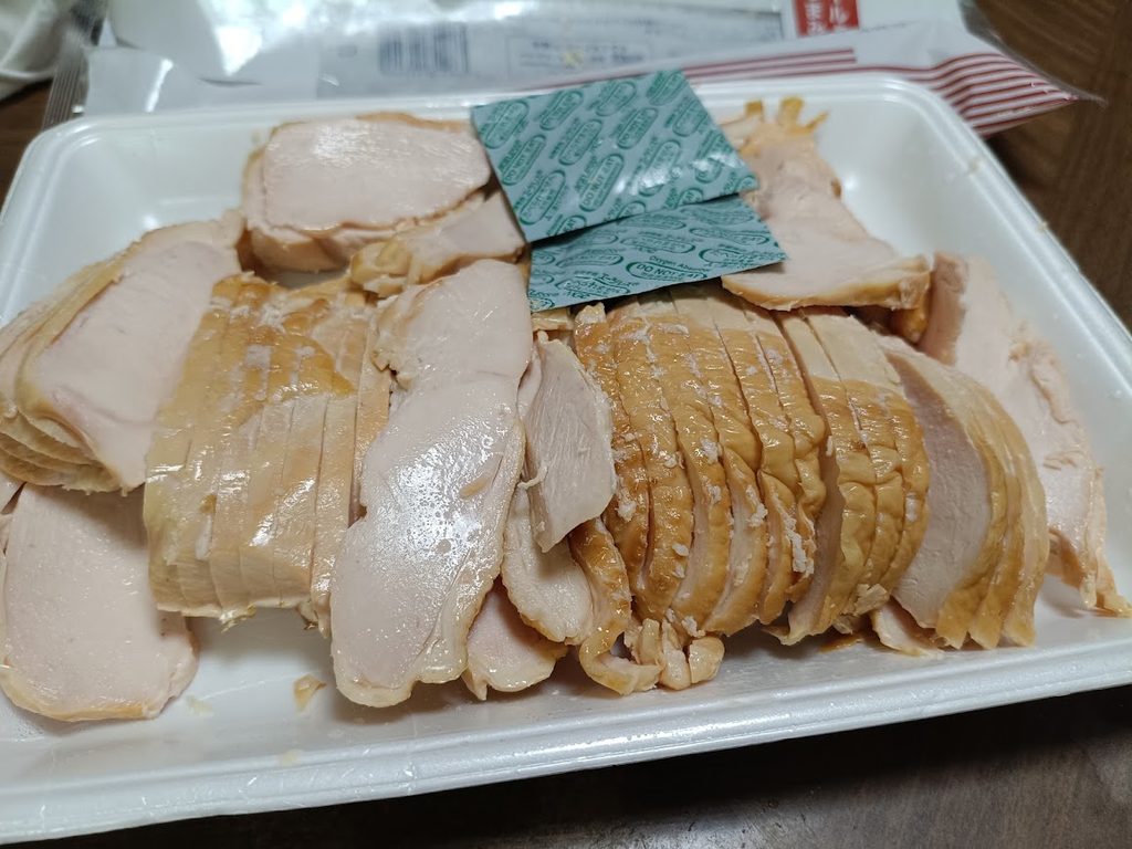 トレーに入ったスモークチキンスライス(開封後)