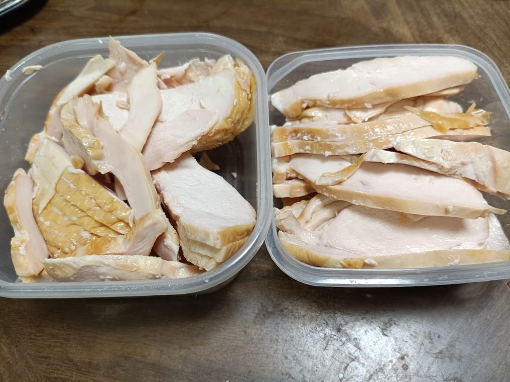 スモークチキンスライスをタッパーに小分け保存した状態