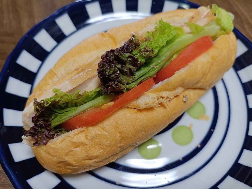 バインミーにレタストマトチキンを挟んだ様子