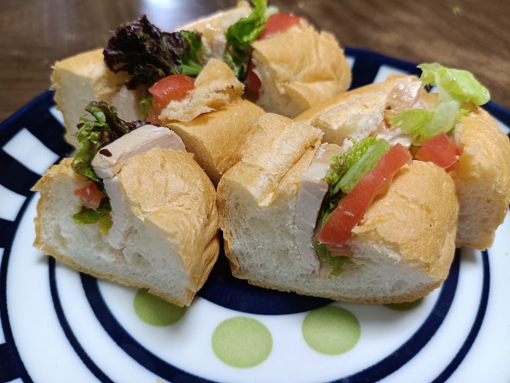 バインミーの盛り付け・実食の様子
