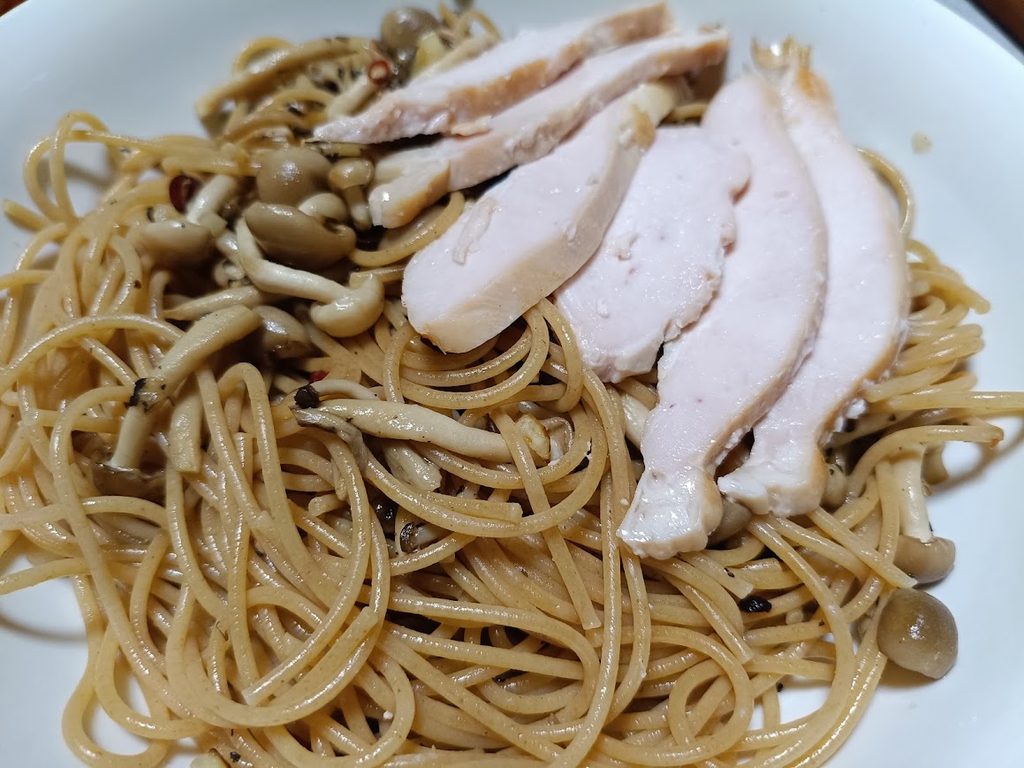 スモークチキンスライスとしめじを合わせた冷製パスタ