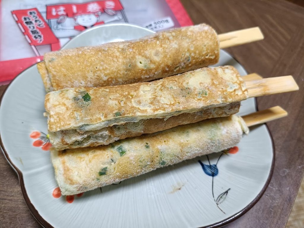 皿に盛り付けたはし巻き5本