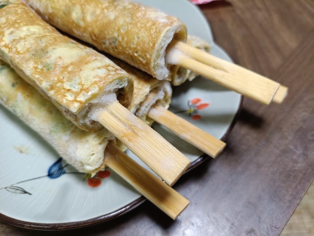 皿に盛り付けたはし巻き5本(別角度)