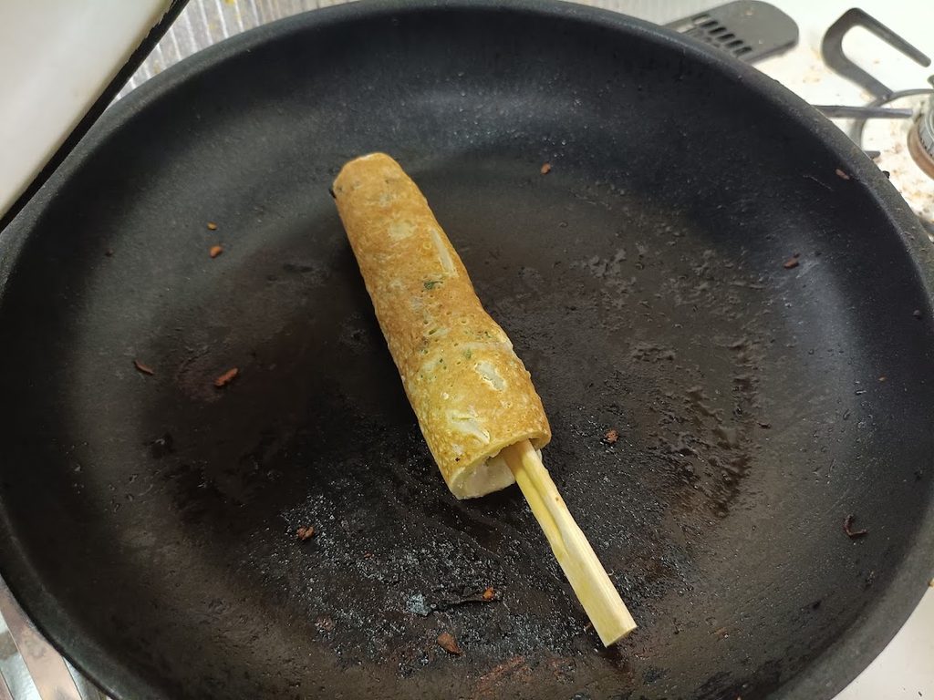 はし巻きをフライパンで焼いている様子