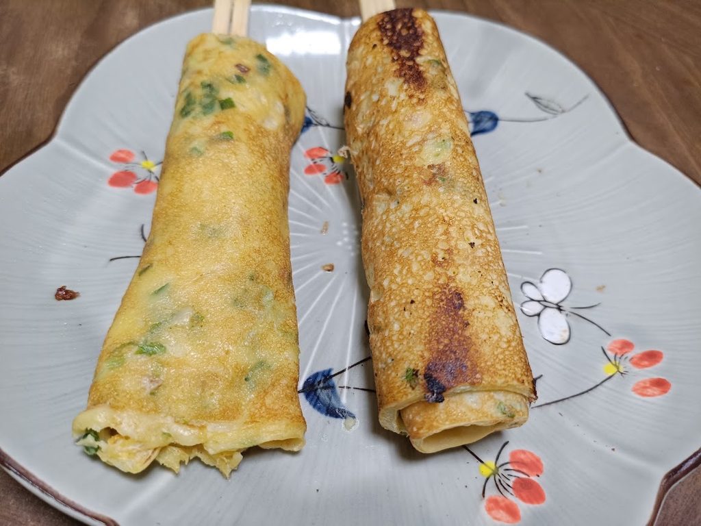 はし巻きの焼き上がり比較(左が電子レンジ・右がフライパン)