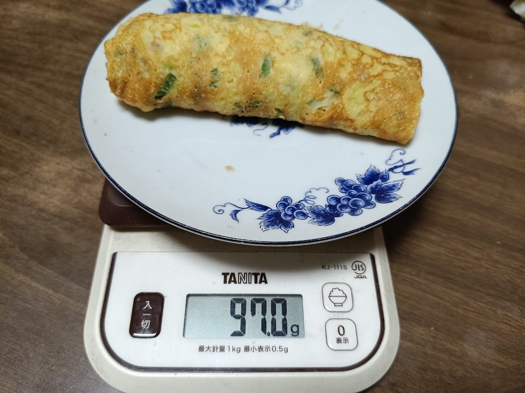 はし巻き1本をTANITAのキッチンスケールで97.0gと計測している様子