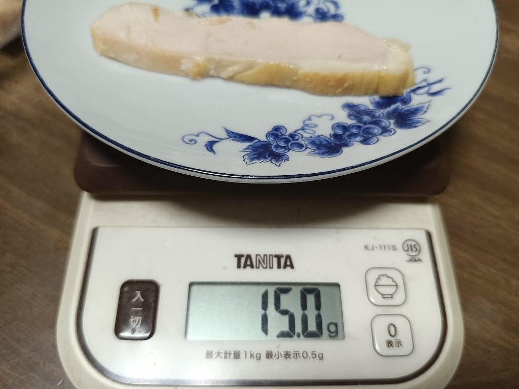 スモークチキンスライス1枚をTANITAのスケールで15.0gと計測している様子