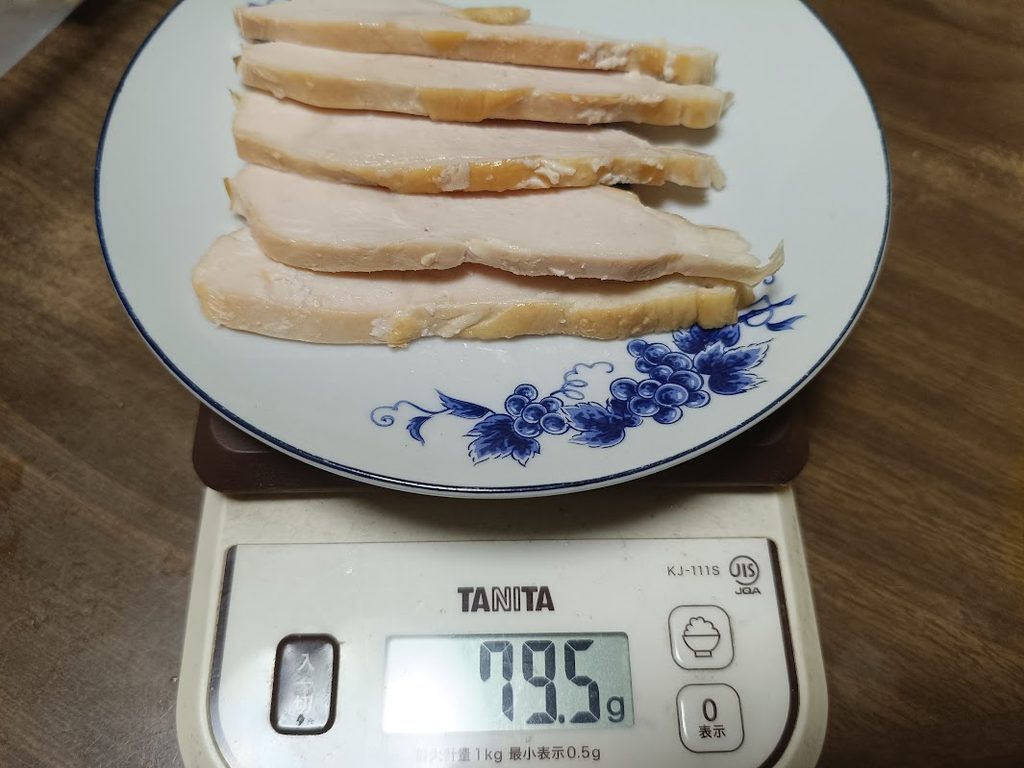 スモークチキンスライス5枚をTANITAのスケールで79.5gと計測している様子