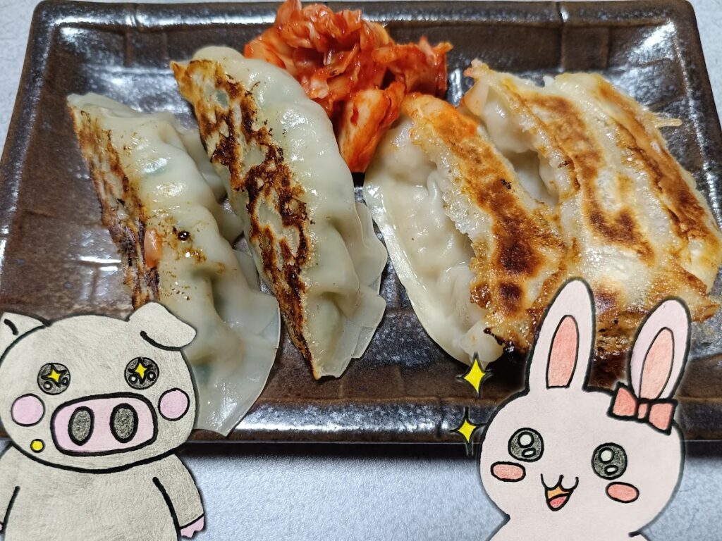キムチを料理に添えている様子