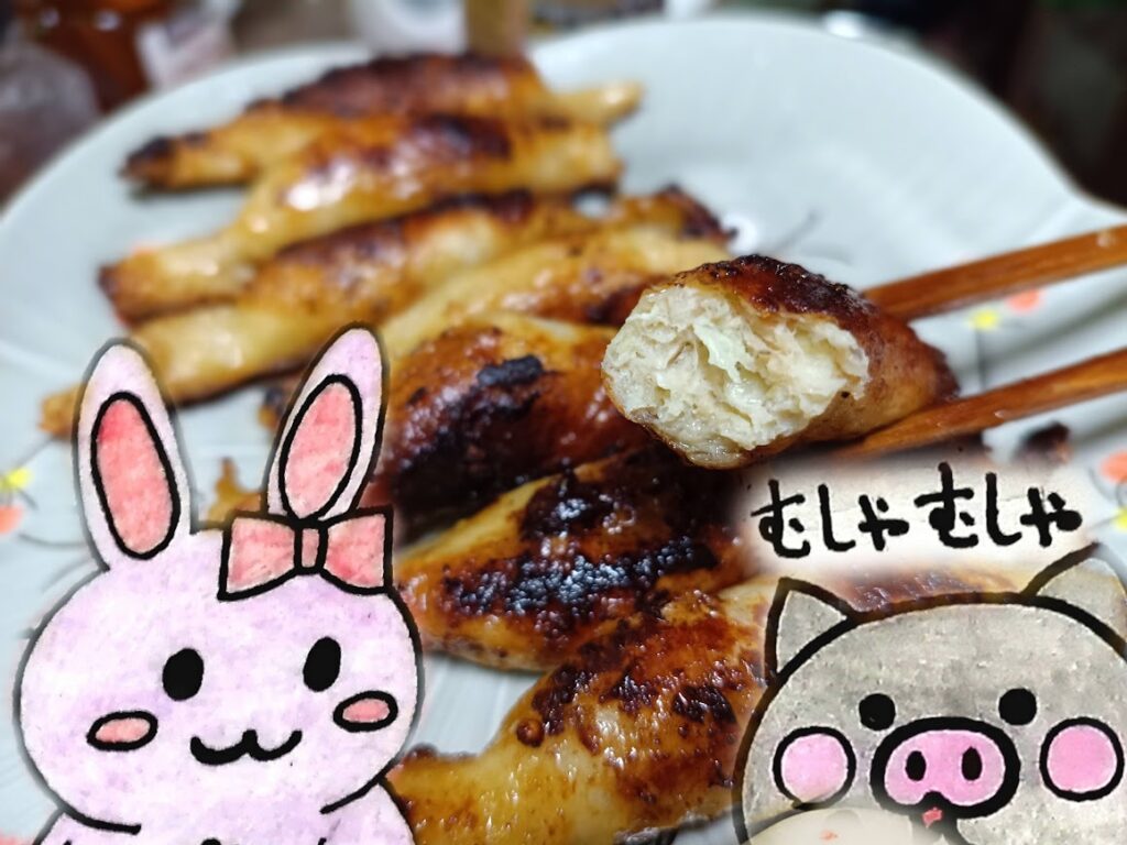 業務スーパー鶏皮ぎょうざを箸でつまんで断面を見せている様子(イラスト装飾入り)