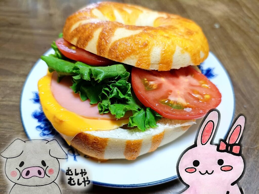 コストコ チーズベーグルで作ったチーズBLTベーグルのアレンジ(うさとぶーコラボ)