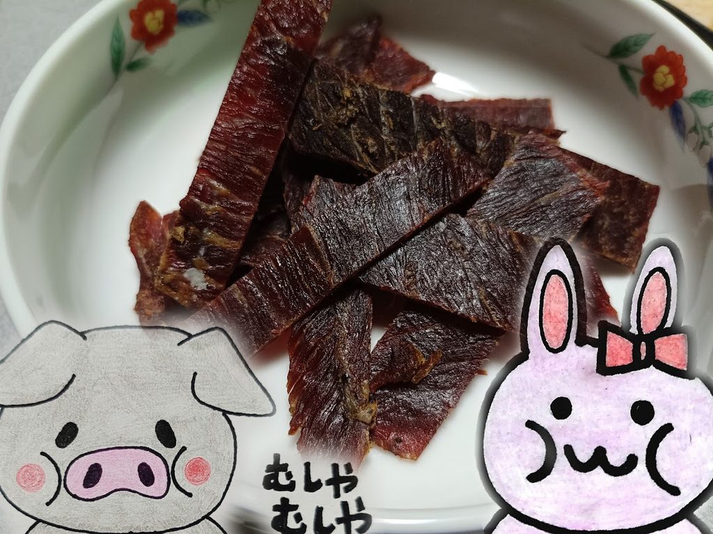 ビーフジャーキーを食べるうさとぶー