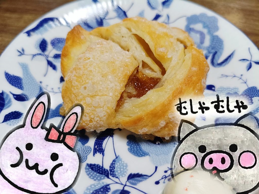 皿の上のミニアップルキャラメルシュトルーデル1個とうさ・ぶー