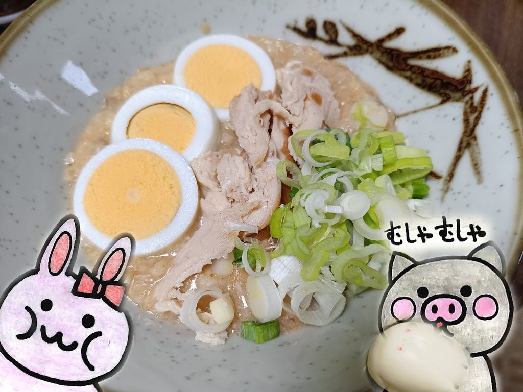 ゆで卵・蒸し鶏・ネギを乗せたユッケジャンクッパ風オートミールとうさ・ぶー