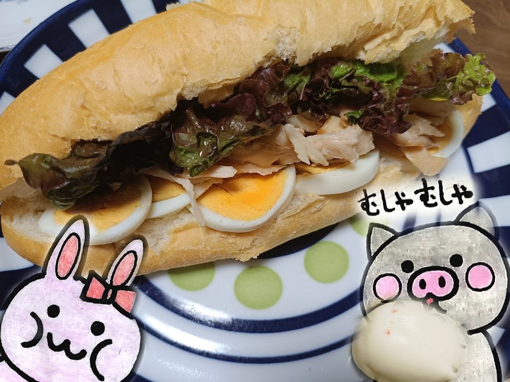 スモークほぐしチキンを挟んだサンドイッチとうさ・ぶー