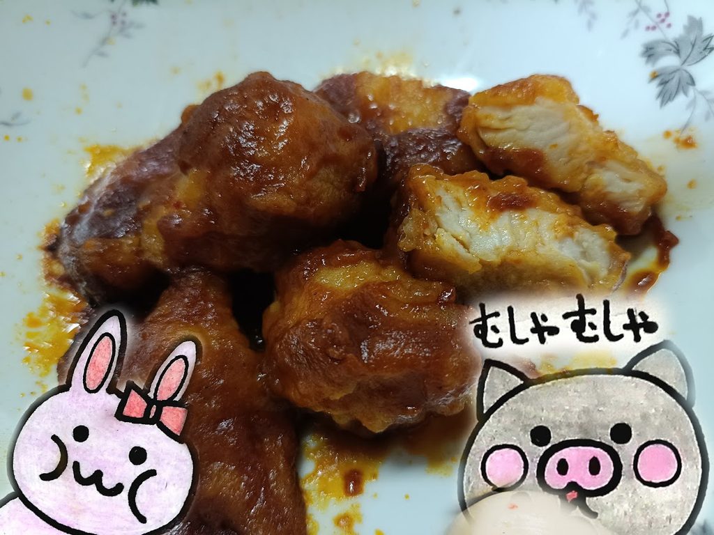 甘辛ヤンニョムチキンを食べるうさ・ぶーのイラスト入りカット