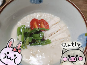 サラダチキンと山菜をのせたチーズリゾット風オートミールとうさ・ぶーのイラスト