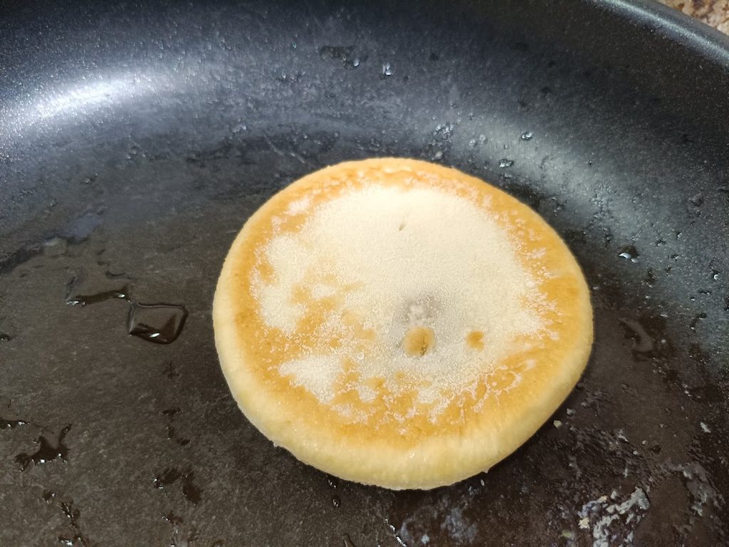フライパンで凍ったまま調理中の冷凍ホットク