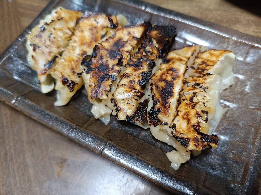 焼いた宇都宮みんみん餃子を盛り付けした様子