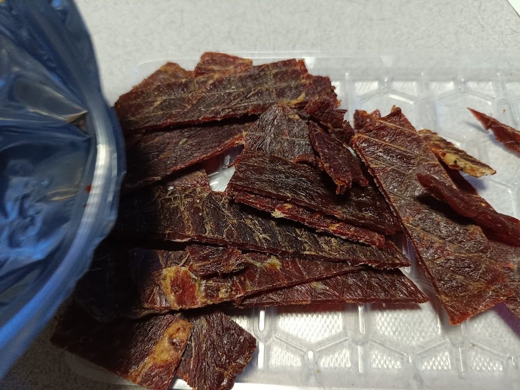 チャック付きの袋から出したビーフジャーキー