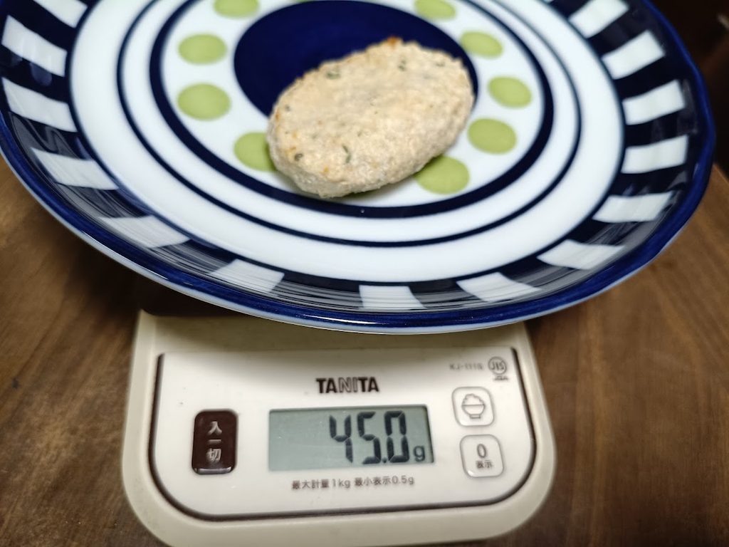 しそ入り鶏つくね1個をキッチンスケールで計量した様子(45.0g)