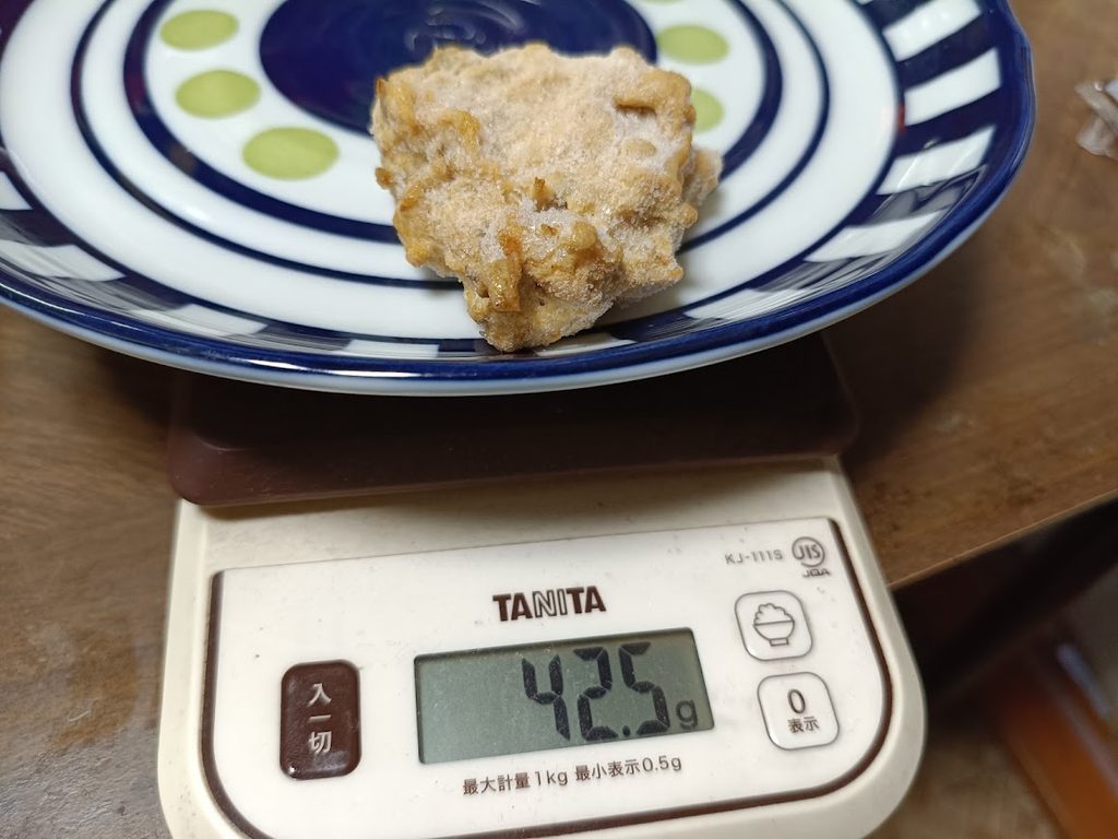 計量したら42.5gだった肉のハナマサ鶏とごぼうのから揚げ1個