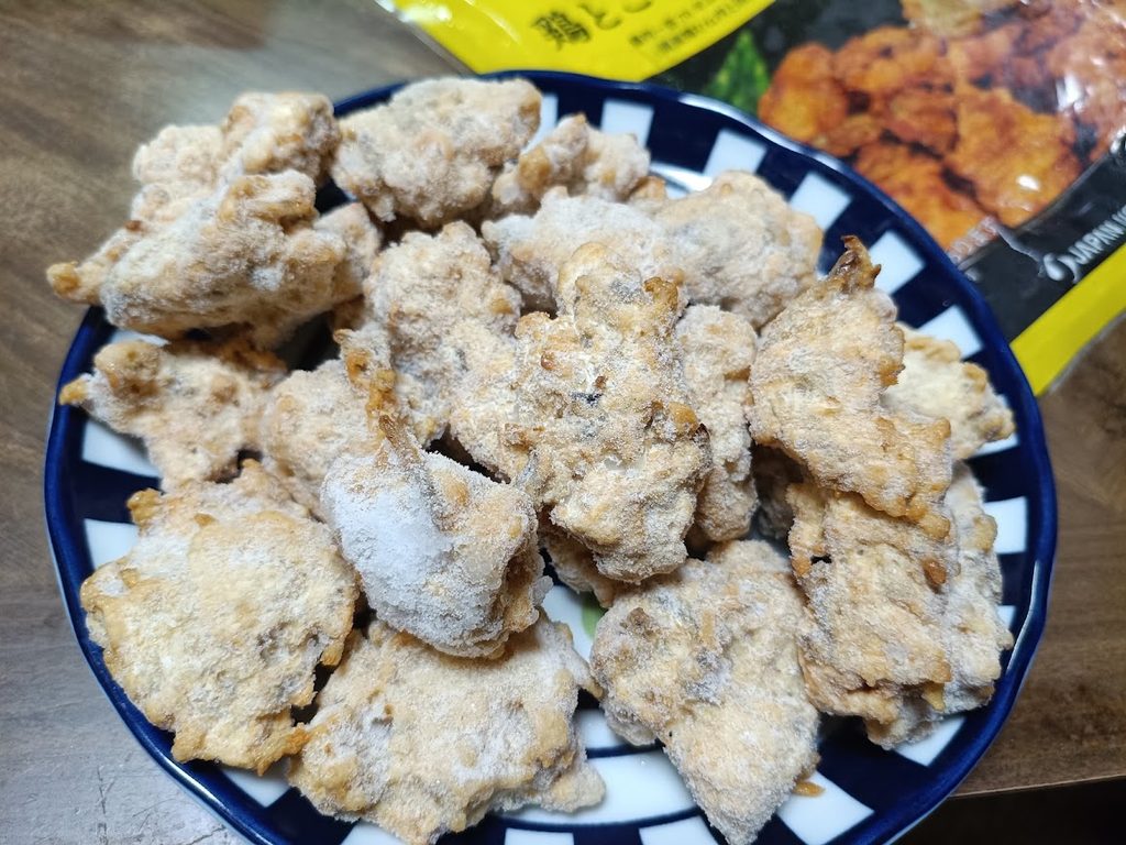 皿に盛った冷凍のままの肉のハナマサ鶏とごぼうのから揚げ