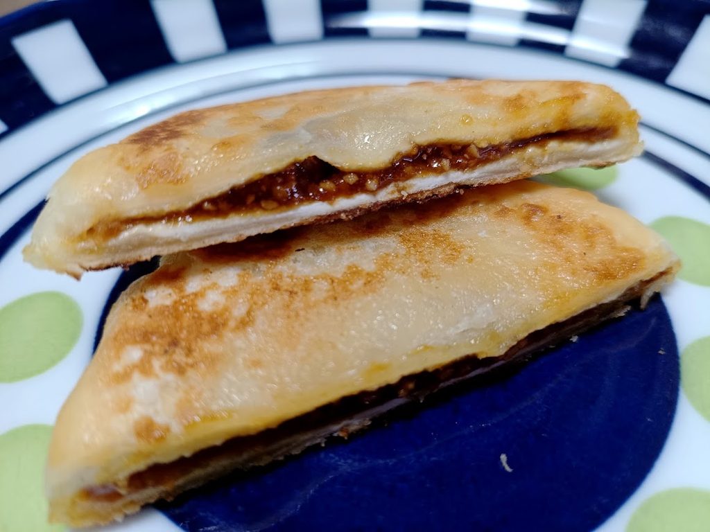 フライパンで焼き上がったホットクの断面