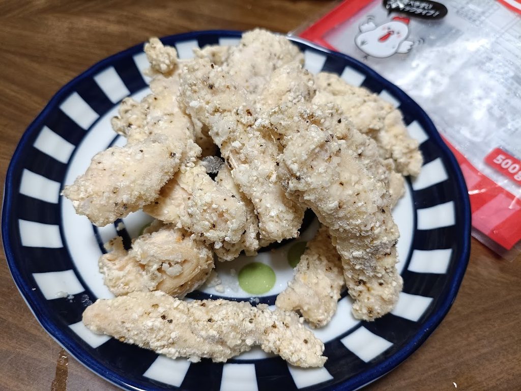 皿に盛った冷凍のままのスパイシーチキンスティック