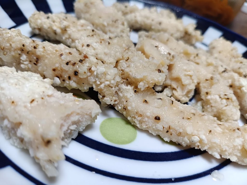 電子レンジで加熱した後のスパイシーチキンスティック